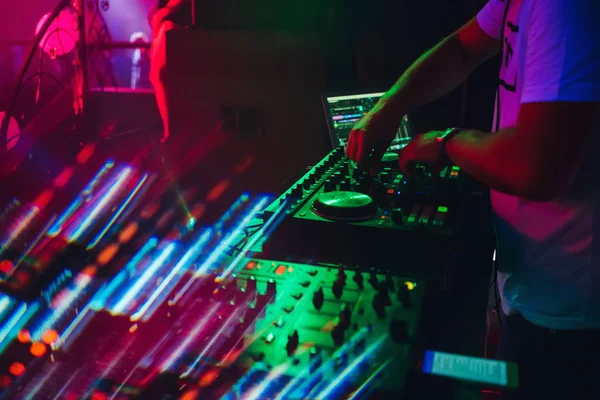 Hände eines DJs in einer Kabine, der am Mischpult spielt — Stockfoto