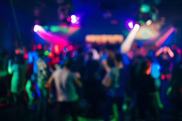 ナイトクラブで踊る人々 のぼやけたシルエット — ストック写真