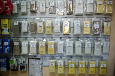 Vichuga, Rusya - 21 Nisan 2018: cep telefonu durumlarda bir perakende mağaza