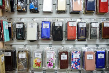 Vichuga, Rusya - 21 Nisan 2018: cep telefonu durumlarda bir perakende mağaza