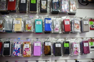 Vichuga, Rusya - 21 Nisan 2018: cep telefonu durumlarda bir perakende mağaza