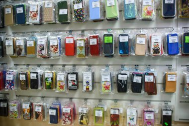 Vichuga, Rusya - 21 Nisan 2018: cep telefonu durumlarda bir perakende mağaza