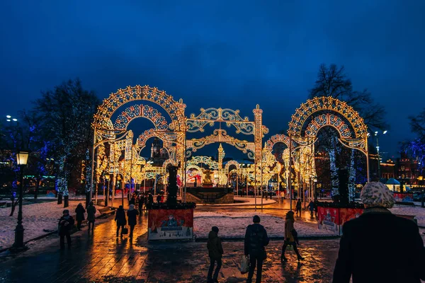 Moscow, Oroszország - 2016. December 23.: Díszített Szilveszter Moszkva utcáin éjszaka — Stock Fotó