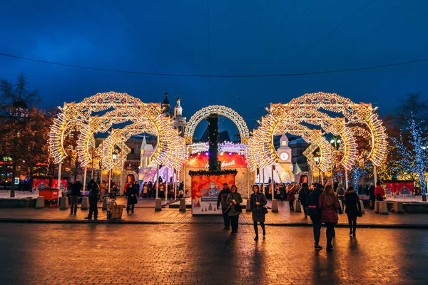 Moscow, Oroszország - 2016. December 23.: Díszített Szilveszter Moszkva utcáin éjszaka — Stock Fotó