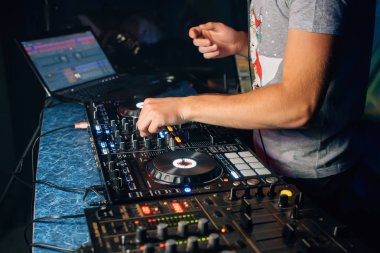 Müzik karıştırıcı bir gece kulübünde DJ çalış
