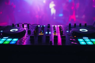 DJ Mikser tablo arka planda gece kulübü