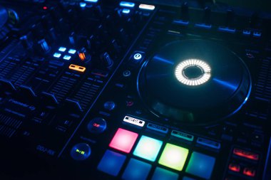 Müzik çalma ve parti için dj mikser denetleyici paneli