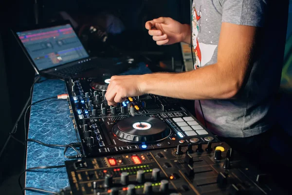 DJ spielt in einem Nachtclub am Mischpult — Stockfoto