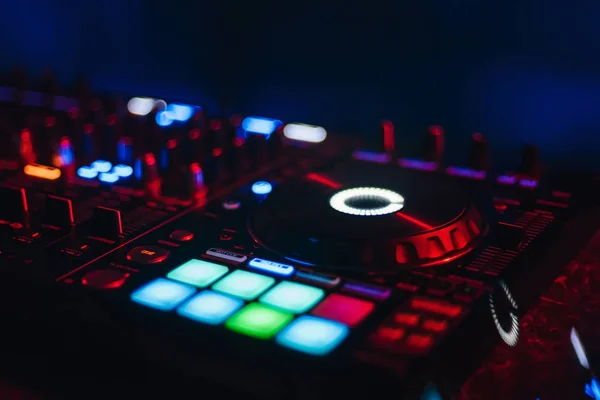 Mezclador DJ para mezclar música y sonido —  Fotos de Stock