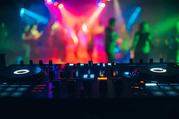 Painel de controlador DJ mixer para tocar música e festejar — Fotografia de Stock