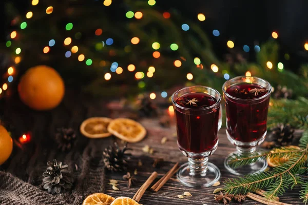 Két pohár meleg forralt bor egy díszített karácsonyi fa tábla — Stock Fotó