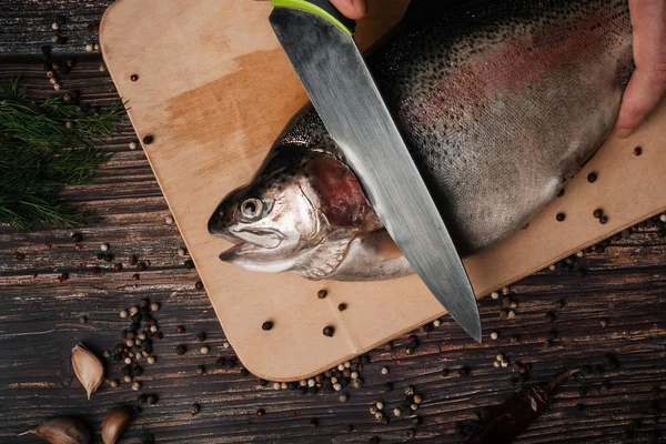 Pstrąg na płycie z nożem do cięcia to do gotowania — Zdjęcie stockowe