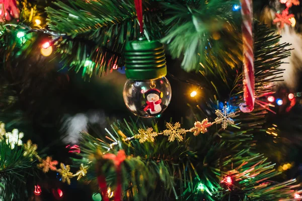 Різдвяна ялинка з іграшками та прикрасами — стокове фото