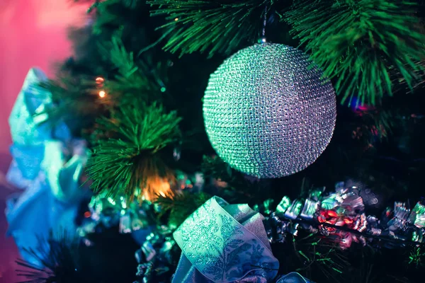 Decoraciones en el árbol de Navidad con bolas, guirnaldas brillantes —  Fotos de Stock