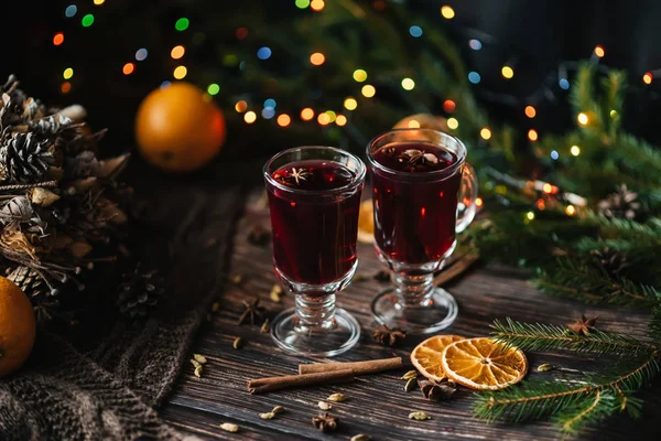 Δύο ποτήρια ζεστό mulled κρασί σε ένα διακοσμημένο χριστουγεννιάτικο ξύλινο τραπέζι — Φωτογραφία Αρχείου