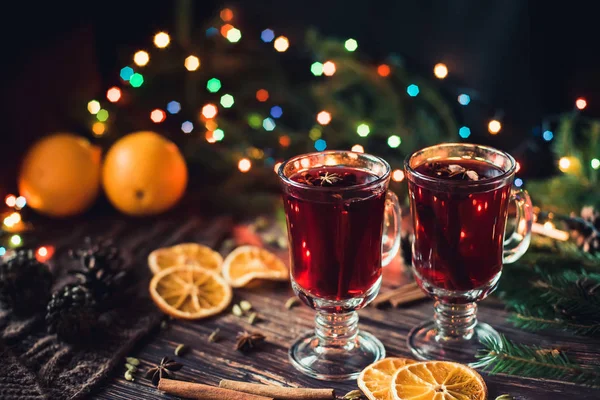 Portakal, tarçın, kakule, Anason yıldız ile cam bardaklarda mulled şarap — Stok fotoğraf