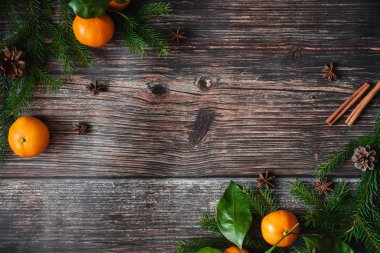Mandalina, çam dalları, tarçın ve anasonu Noel arka plan. Dekoratif şenlikli kış çerçeve