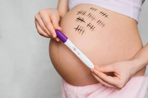 Hamilelik testi pozitif sonuç ile tutan hamile kız — Stok fotoğraf