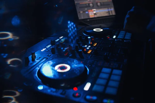 Painel de controle de DJ ligado para música profissional e som — Fotografia de Stock