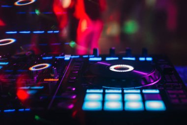 DJ denetleyicisi panelde profesyonel müzik ve ses