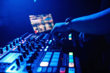 Müzik karıştırıcı bir gece kulübünde DJ çalış