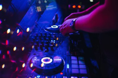 Müzik karıştırıcı bir gece kulübünde DJ çalış