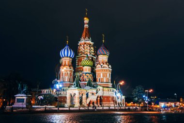 St Basils Katedrali Kızıl Meydan, Moskova, Rusya üzerinde. Kış gecesi