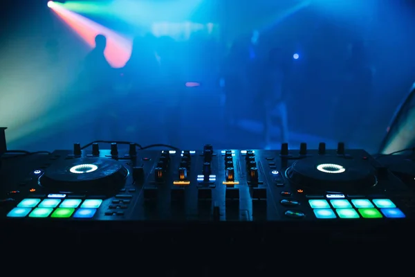 Pannello controller DJ acceso per musica e suono professionali — Foto Stock