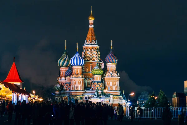 붉은 광장, 모스크바, 러시아 세인트 Basils 대성당. 겨울 밤 — 스톡 사진
