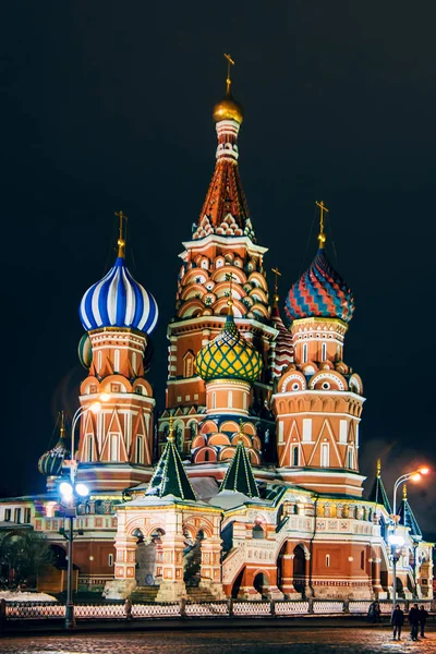 De kathedraal van St Basils op het Rode plein, Moskou, Rusland. Winternacht — Stockfoto