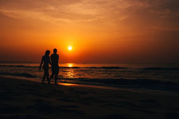 Siluety pár v lásce na pláži — Stock fotografie