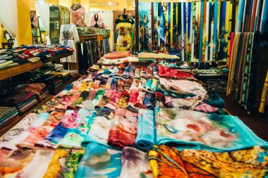 MUI Ne, Vietnam - 3 Şubat 2017: İpek eşarplar MUI Ne mağazasında