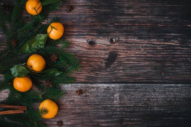 Mandalina, çam dalları, tarçın ve anasonu Noel arka plan. Dekoratif şenlikli kış çerçeve