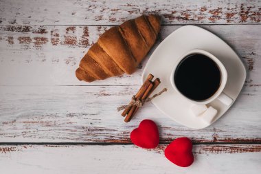 Fincan kahve ve çörek Sevgililer günü için