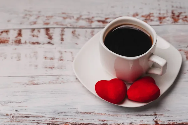 Tasse Kaffee und ein paar rote Herzen. Grußkarte zum Valentinstag — Stockfoto