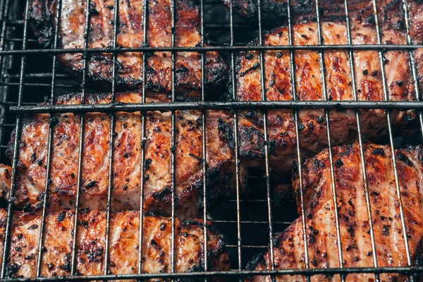 Carne de cerdo frita en una parrilla de barbacoa — Foto de Stock