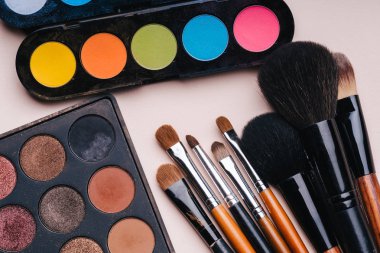 Makyaj fırçaları ve parlak renkli paletle tonları boyama gözler için
