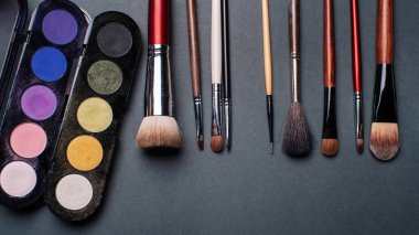 Fırçalar ve renkli göz gölgeler ile paletler