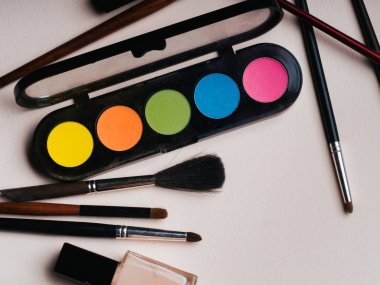 Fırçalar ve palet ile göz farı yakın çekim