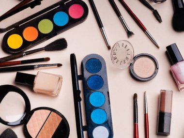 Bayan kozmetik ve makyaj pembe arka plan ayarlayın. Üstten görünüm