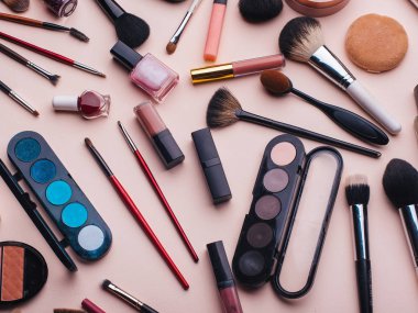 Bayan kozmetik ve makyaj pembe arka plan ayarlayın. Üstten görünüm