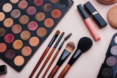 Makyaj fırçaları ve Far Paleti yakın çekim