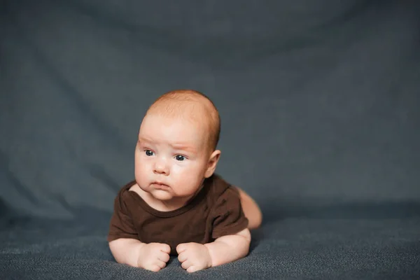 Recém-nascido deitado num cobertor. Pequeno bebê caucasiano — Fotografia de Stock