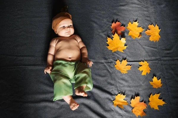 Новорожденный лжет. Кавказскому ребенку пять месяцев. — стоковое фото