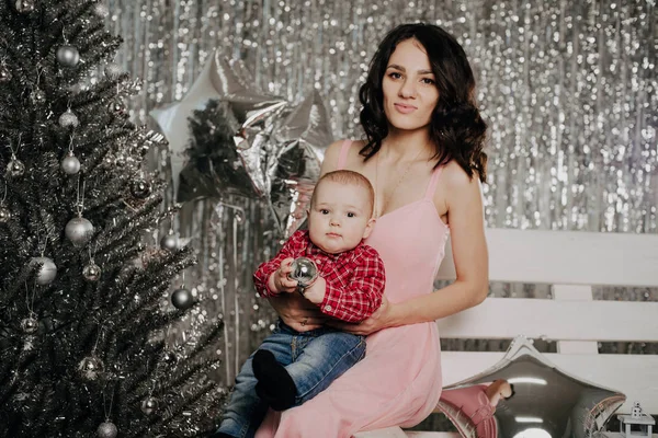 Mamma e bambino su sfondo albero di Natale — Foto Stock