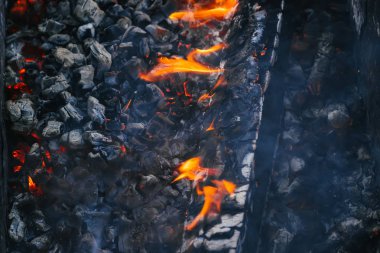Barbekü için ateşte yanan kömür.