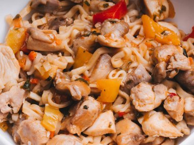 anlık erişte veya wok sebze ile ve tavuk eti baharat ve acı sos ile. Geleneksel Asya gıda