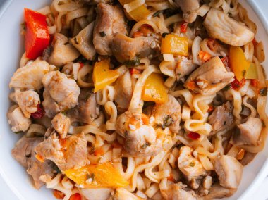 anlık erişte veya Sebzeli Makarna ve soslu tavuk eti. Geleneksel Asya gıda yakın çekim