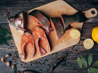 limon ve baharat ahşap masa üzerinde alabalık gemide dilimlenmiş. Taze kırmızı balık