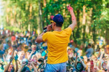 Vichuga, Rusya Federasyonu - 17 Haziran 2018: Renkler Holi Festivali kutlamaları sahnede önde gelen adam sahanın